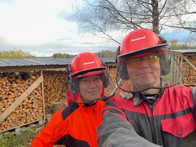Tua ja Simo Halkoliiteri-palvelusta puuhommissa.